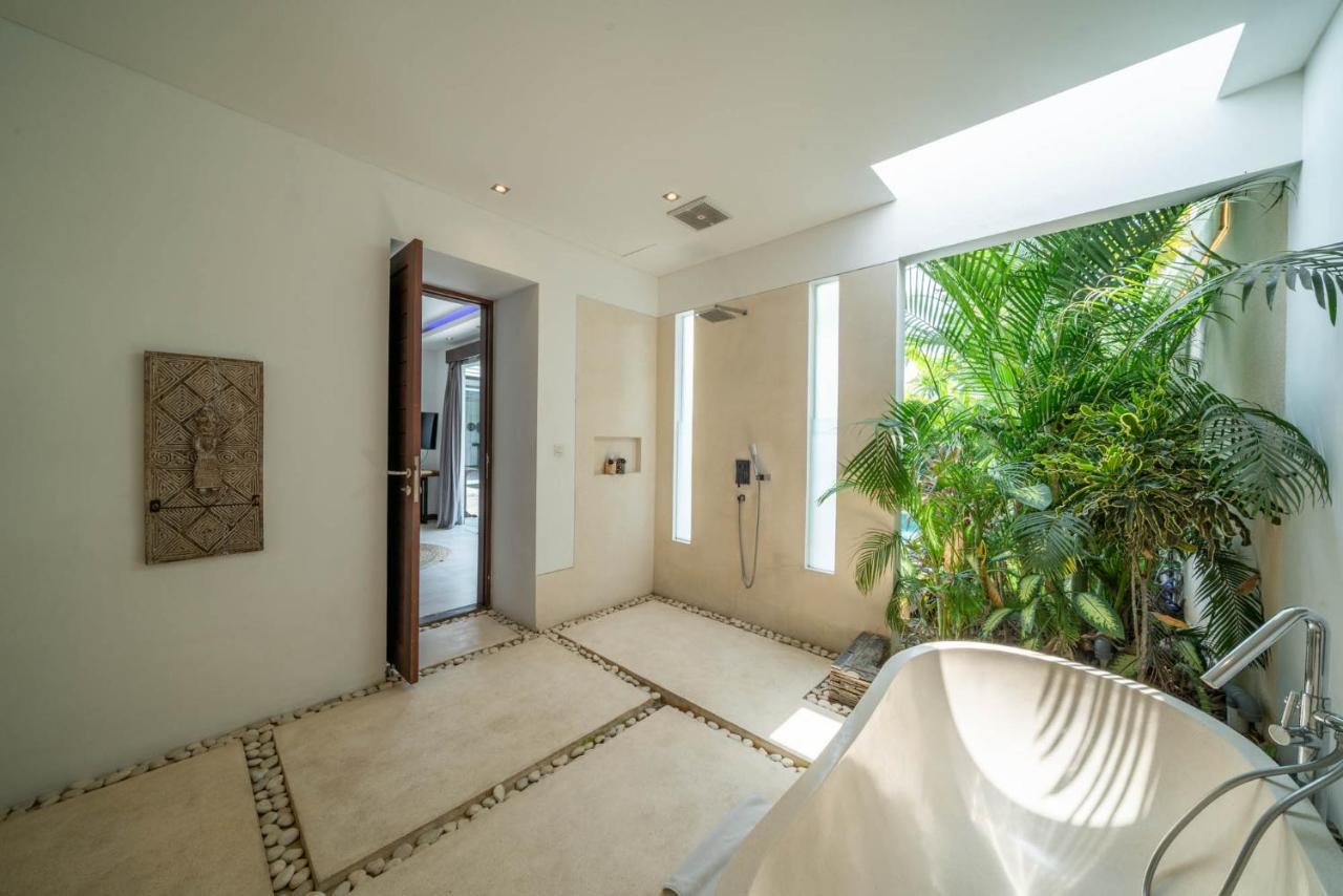 Villa Tira - Elegant 3Br In Central Seminyak Exterior photo