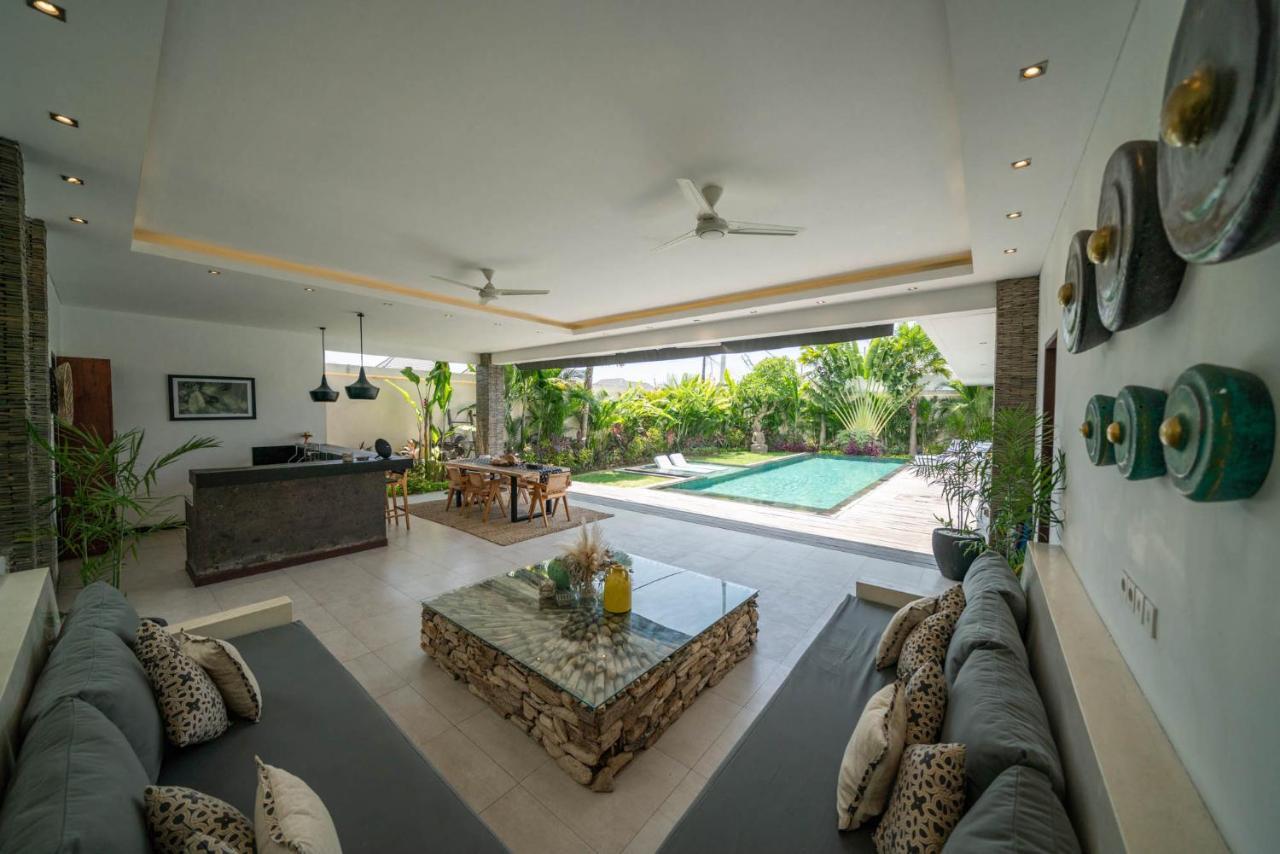 Villa Tira - Elegant 3Br In Central Seminyak Exterior photo