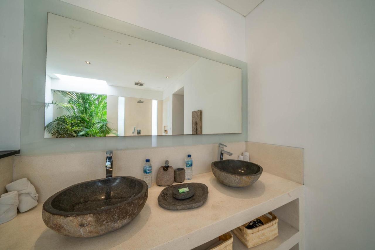 Villa Tira - Elegant 3Br In Central Seminyak Exterior photo