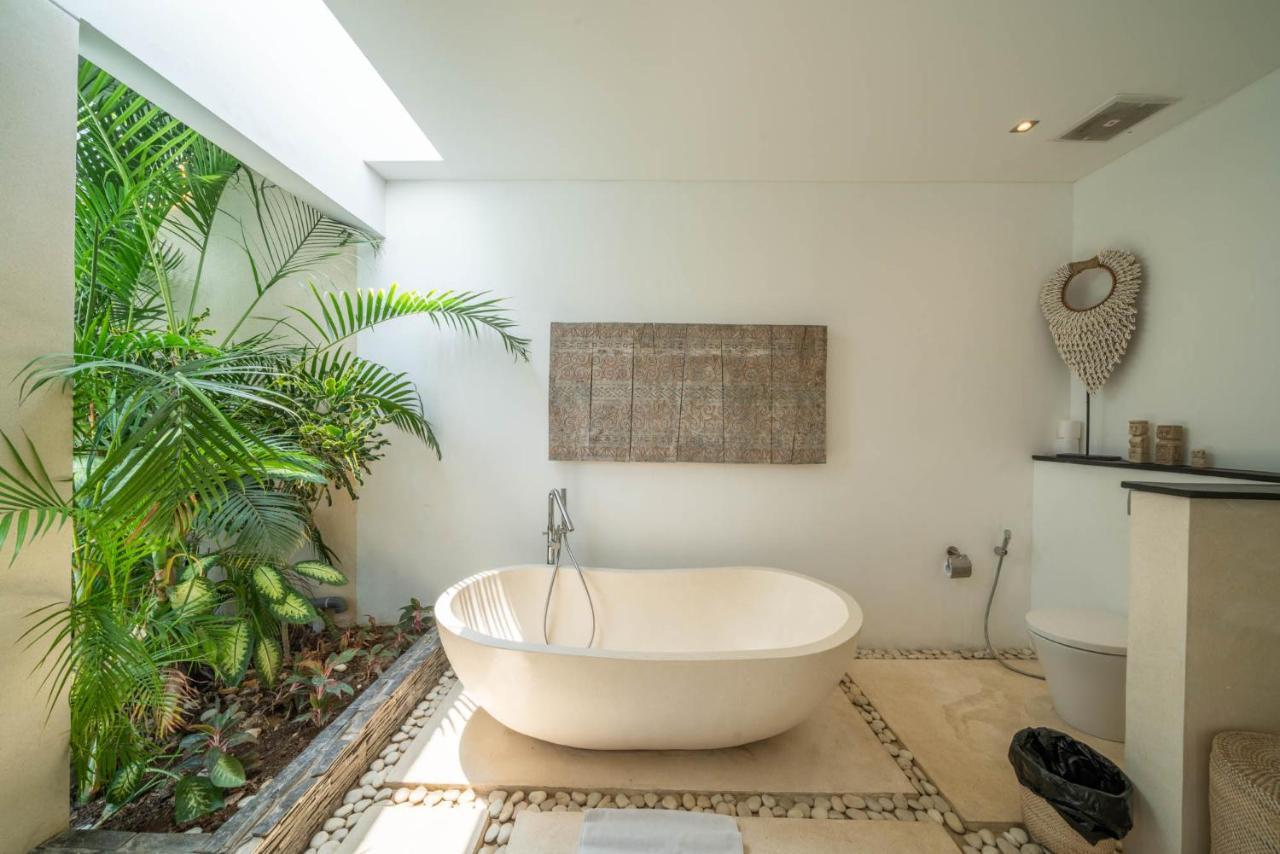 Villa Tira - Elegant 3Br In Central Seminyak Exterior photo