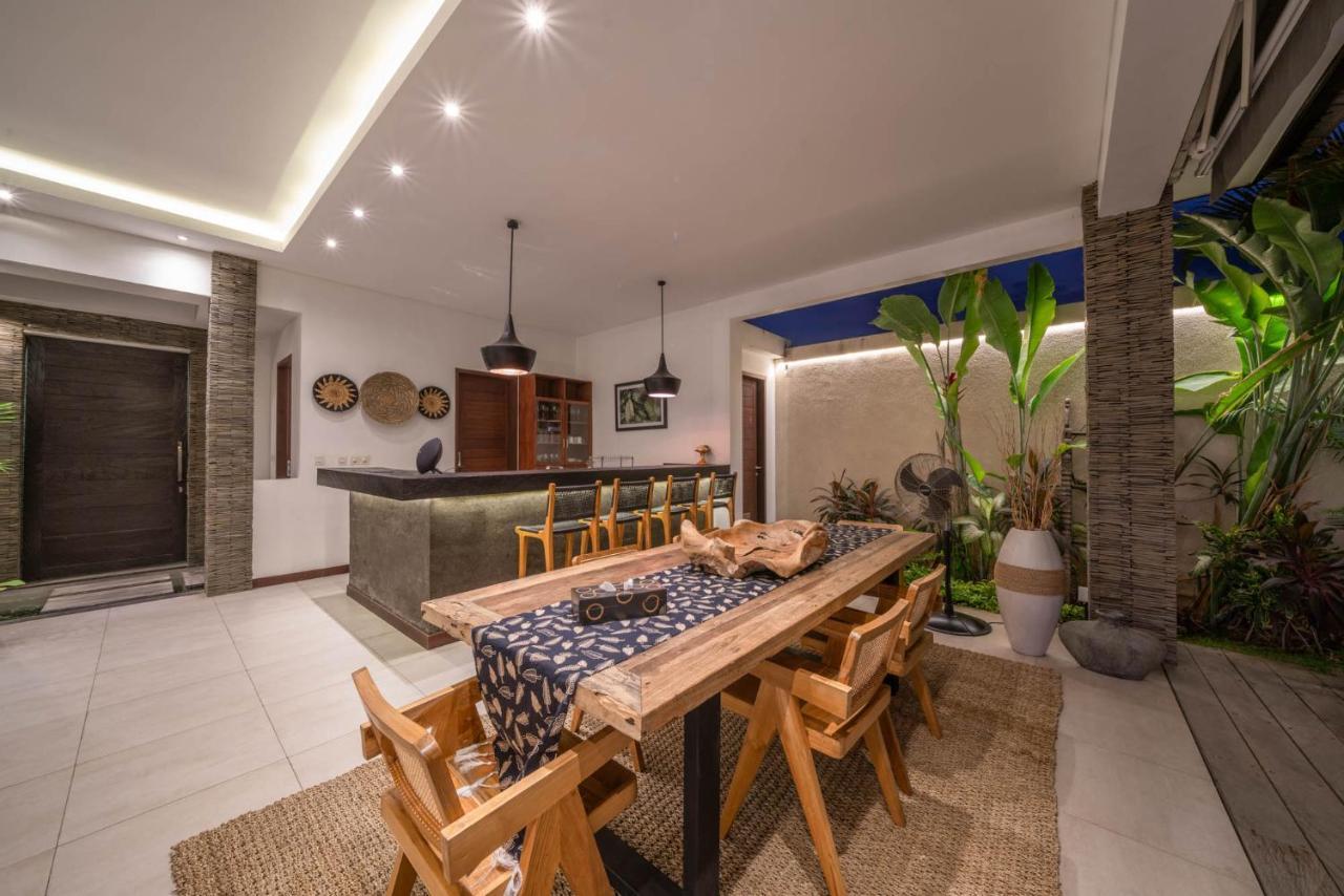 Villa Tira - Elegant 3Br In Central Seminyak Exterior photo