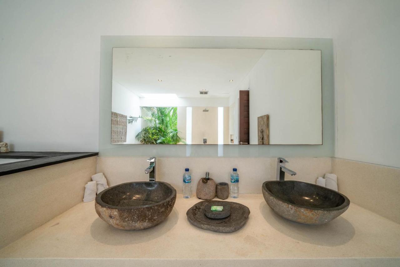 Villa Tira - Elegant 3Br In Central Seminyak Exterior photo