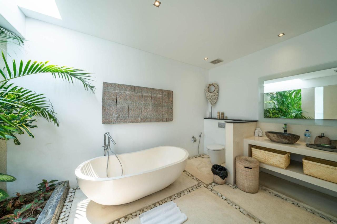 Villa Tira - Elegant 3Br In Central Seminyak Exterior photo